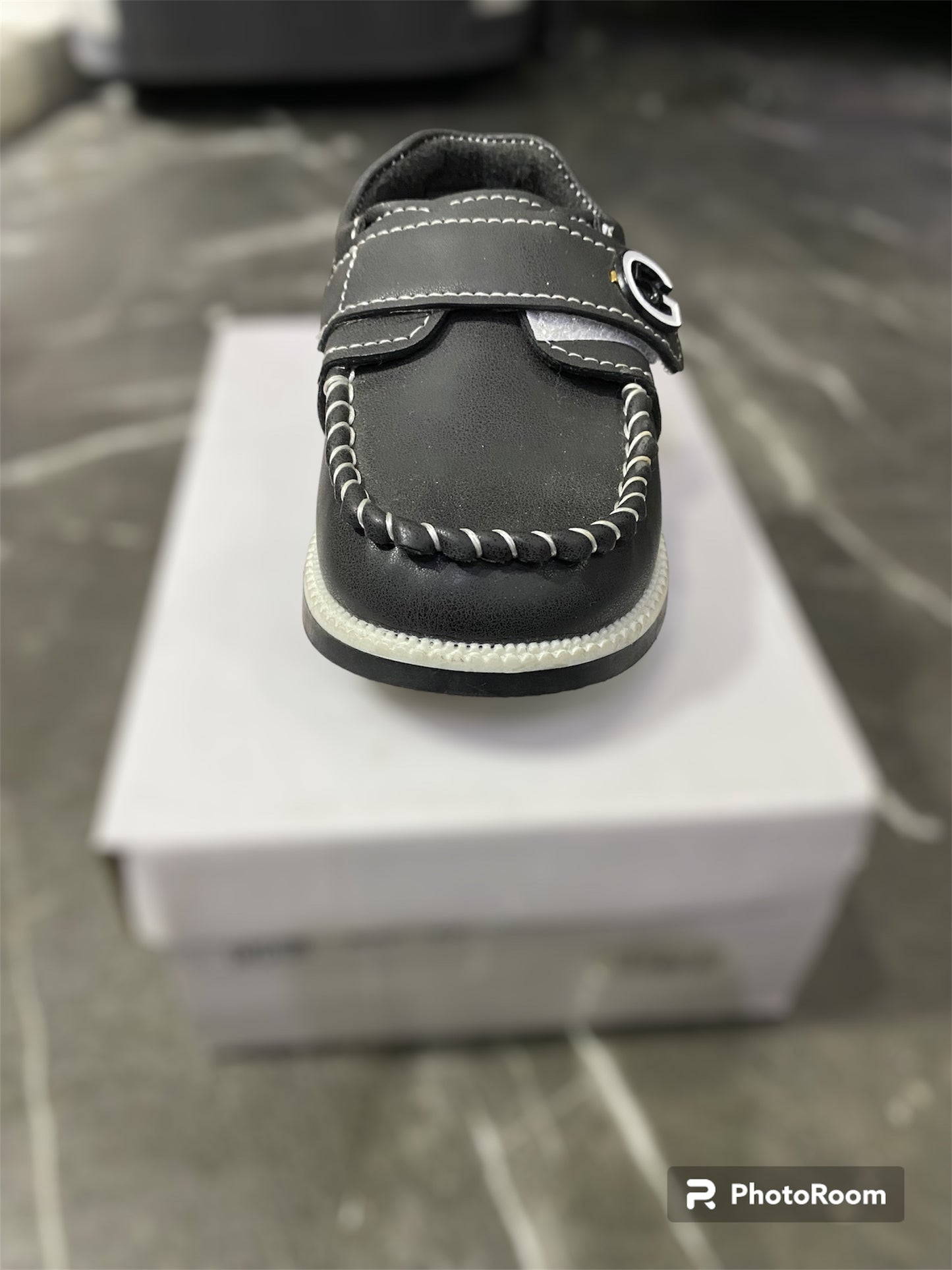 ZAPATO LISO CON BROCHE PARA NIÑOS