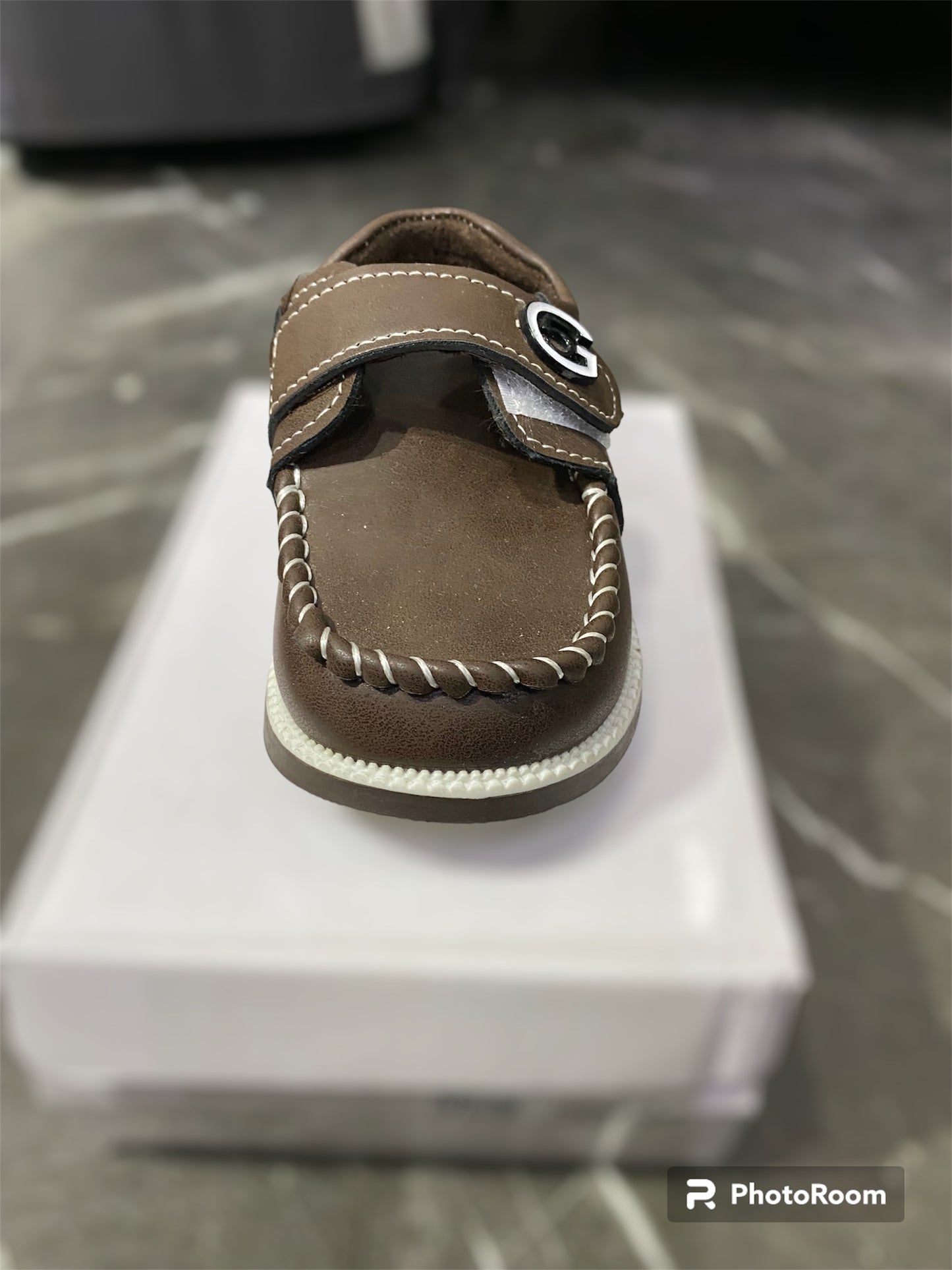 ZAPATO LISO CON BROCHE PARA NIÑOS