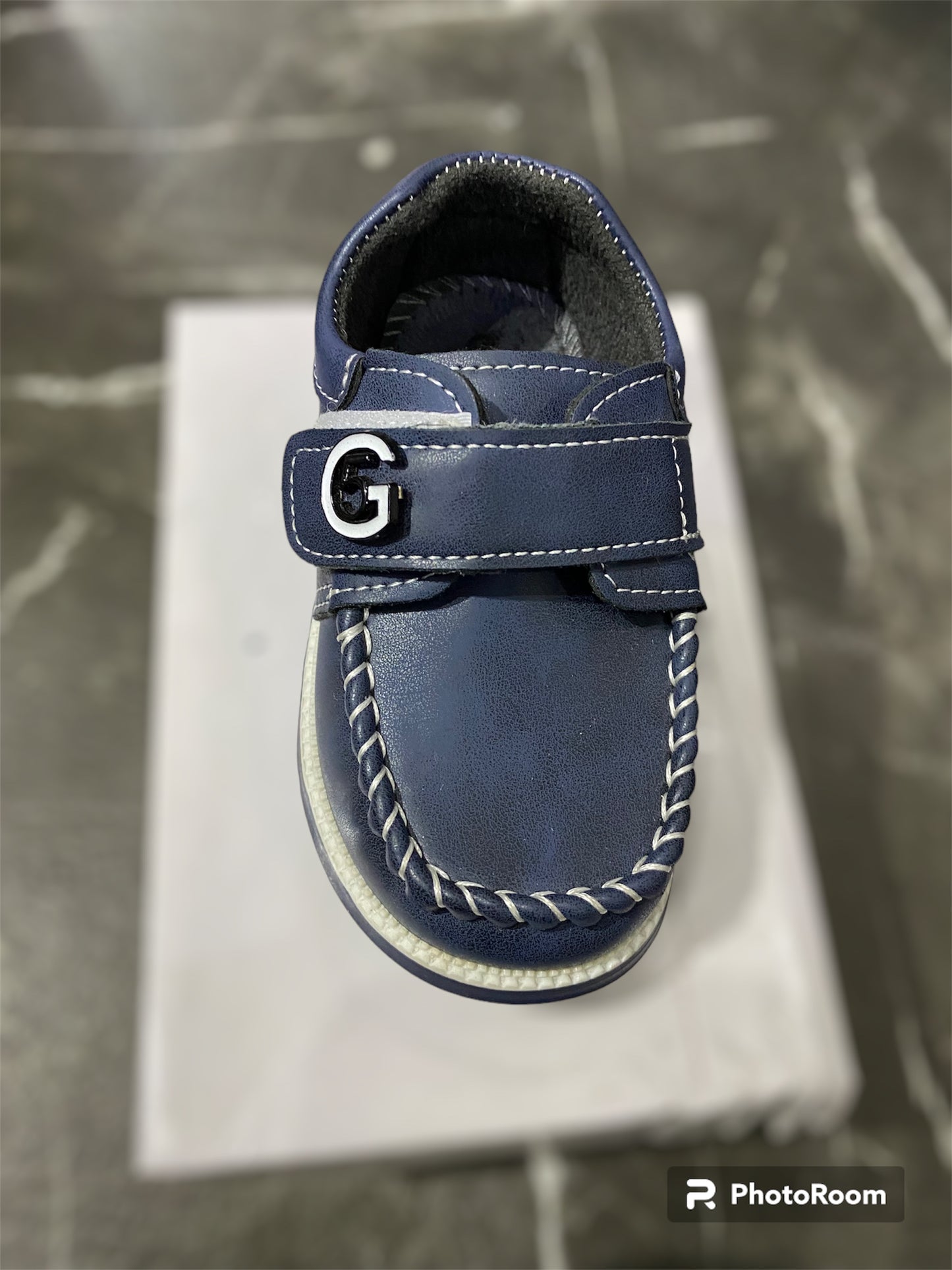 ZAPATO LISO CON BROCHE PARA NIÑOS